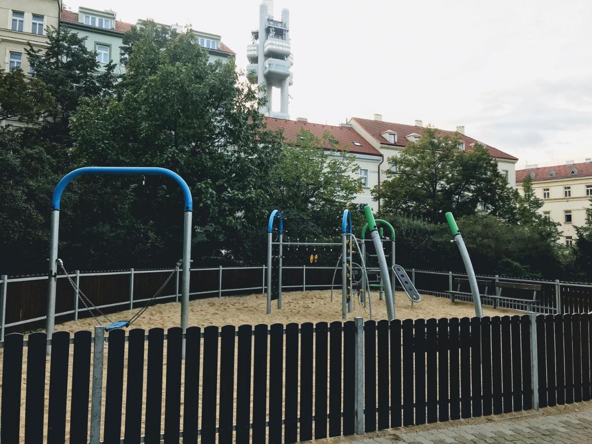 Modern Futuristic Apartment / Zizkov Tv Tower + Metro Station Prag Eksteriør billede